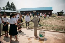 Empresas responsables: Alimerka y AUARA construyen letrinas para personas con discapacidad en Camboya