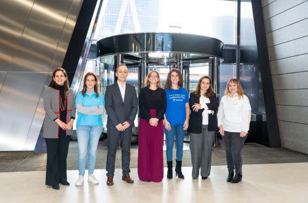 Foto de familia de representantes de Voluntare, Voluntariado CaixaBank, Fundación Telefónica, Fundación Repsol y voluntarias de las tres empresas.