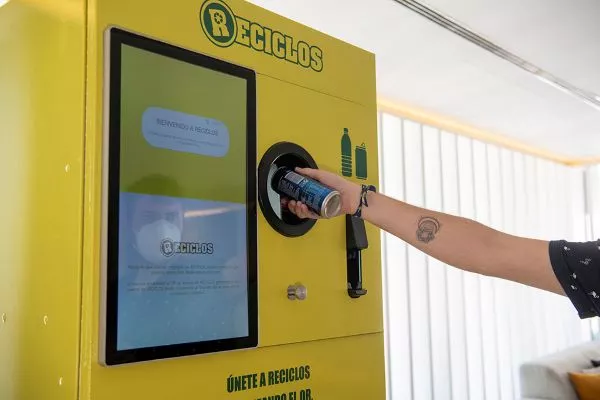 España cuenta con más de 60 máquinas que recompensan por reciclar