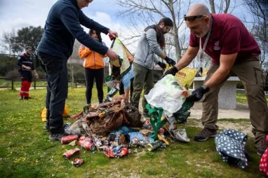 Colillas y latas: los residuos más frecuentes en entornos naturales españoles