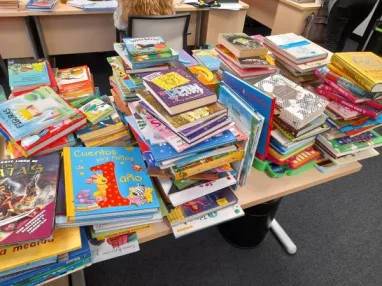 Solidaridad: Grupo Santalucía dona cientos de libros infantiles