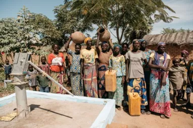 La población sin acceso al agua potable en áfrica se redujo en los últimos años