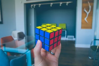 Resolver el cubo de Rubik: inversión basada en sistemas  