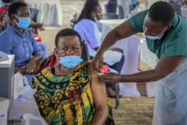 La escasez de vacunas contra la COVID-19 en los países de renta baja es inaceptable
