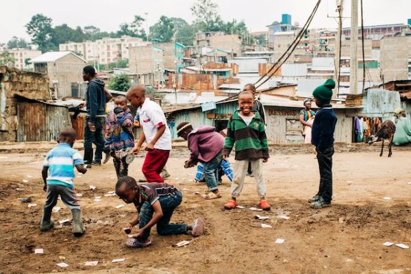 Más de mil millones de razones: UNICEF y la OIT advierten sobre la urgencia de construir una protección social universal para la infancia 