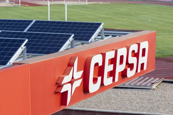 Cepsa trasforma sus estaciones de servicio con paneles solares