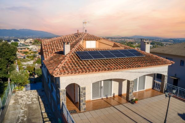 Apagones, olas de calor y caos en la red: por qué la energía solar en los hogares es el salvavidas energético de Europa